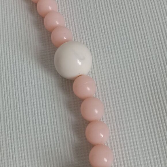 Vintage Trifari Crown Signed Pink & White Beaded Lightweight Fashion Necklace - Picture 7 of 9